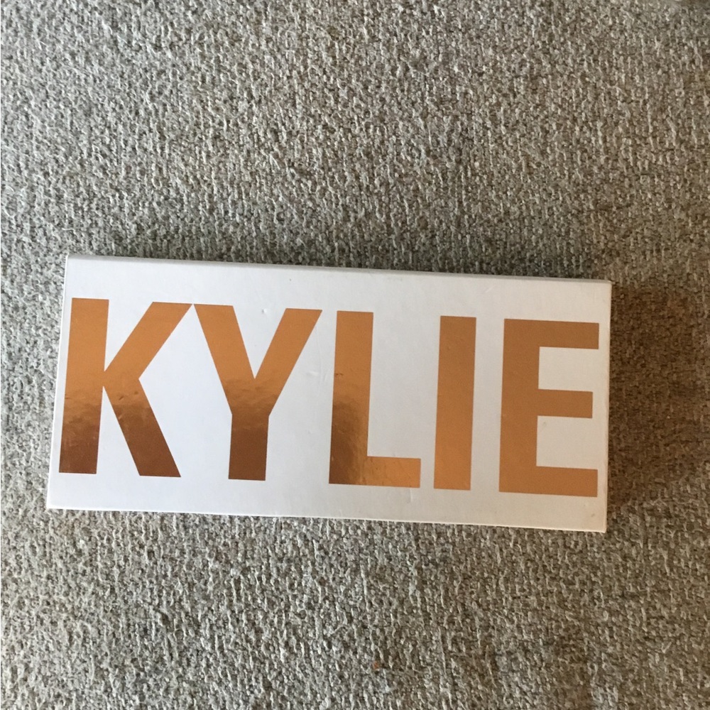 KYLIE Cosmetics Eyeshadow Palette - Picture 2 of 3